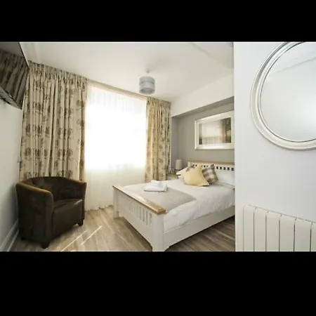 Гостевой дом The Square Townhouse Фермой