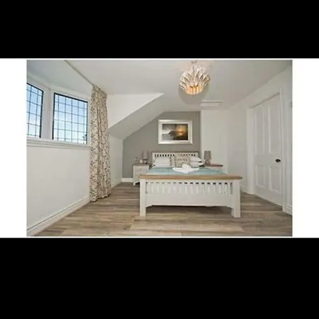 The Square Townhouse Guest house *